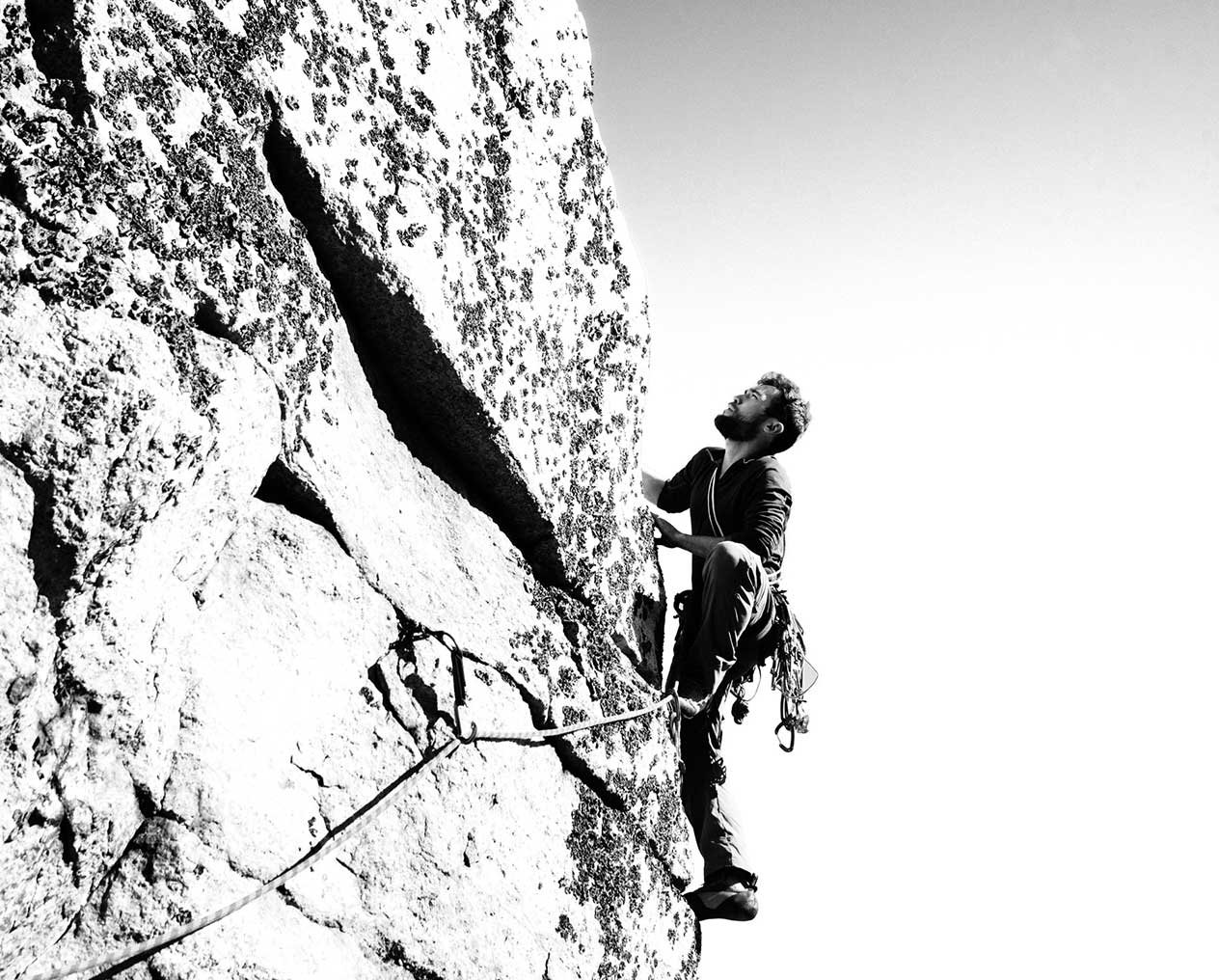 Persona che scala una roccia
