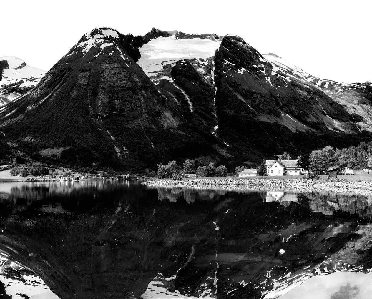 Schneebedeckter Berg, der sich im See spiegelt