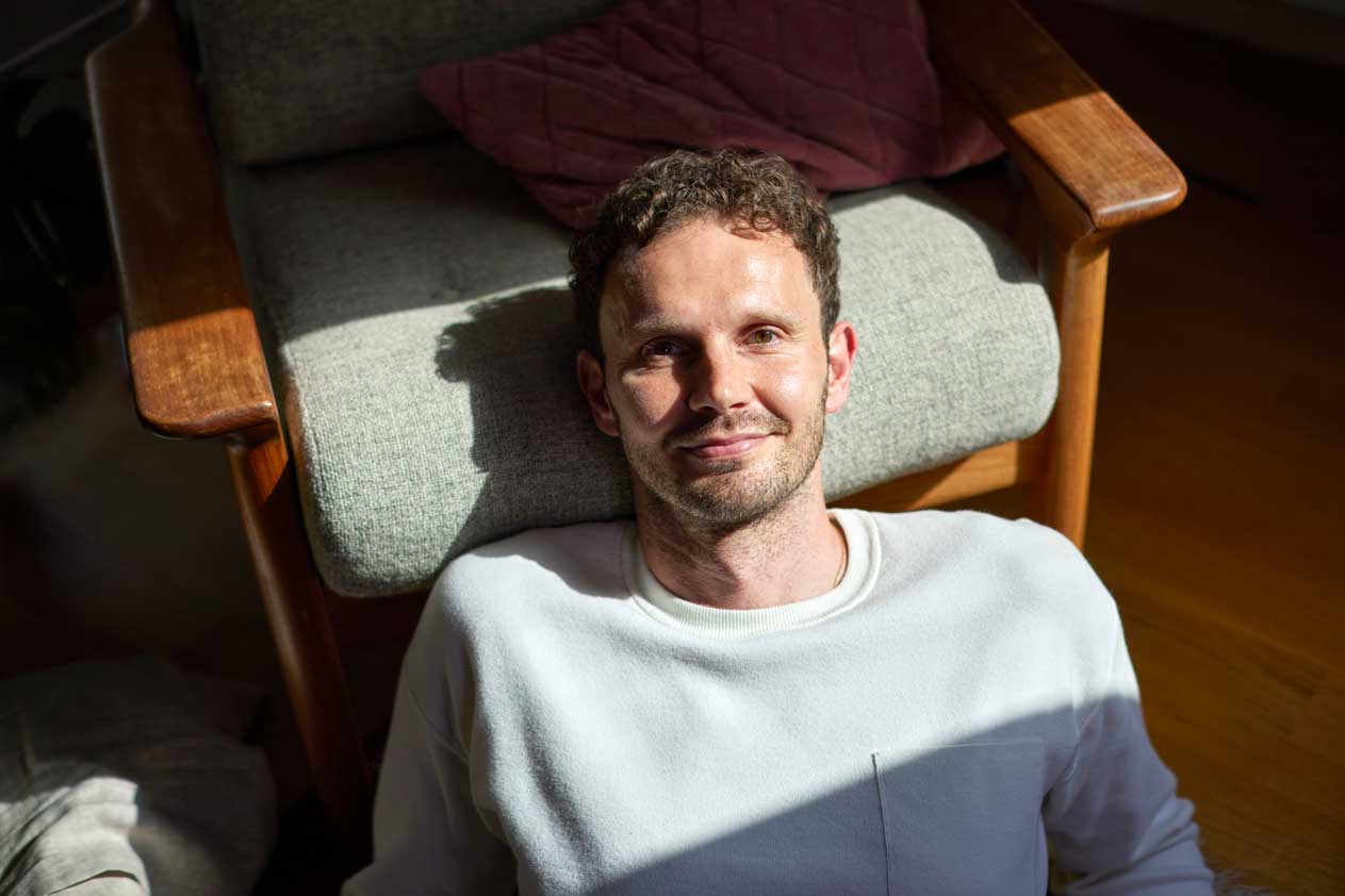 Mann auf dem Sofa mit Notizbuch
