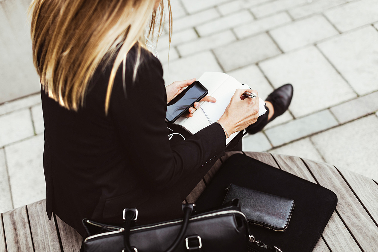 Person, die Münzen in der Hand hält.