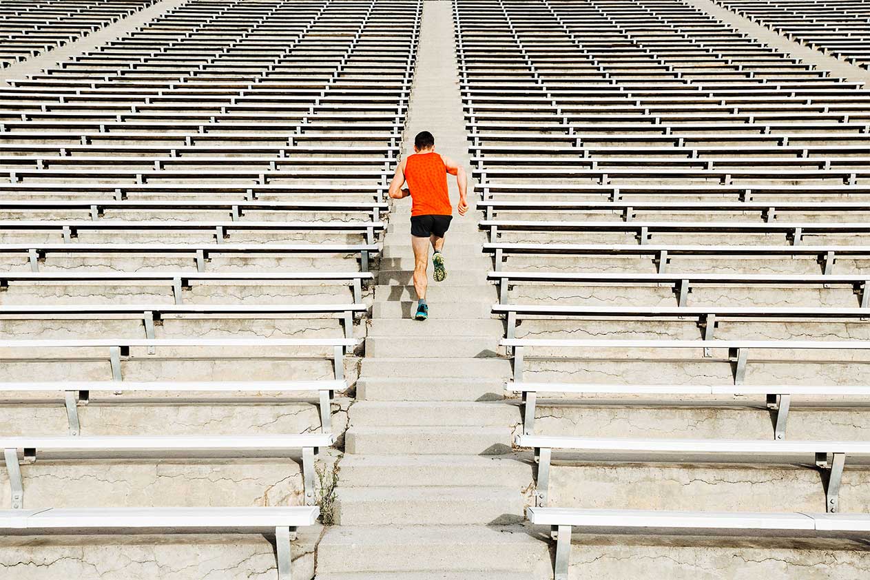 Bild eines Mannes, der auf einer Bahn läuft