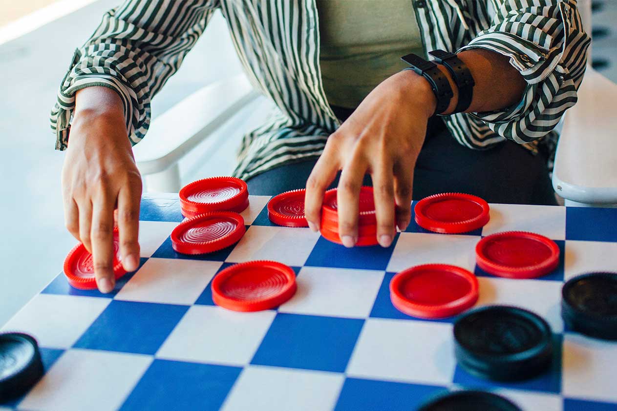 Bild einer Person, die Münzen in der Hand hält