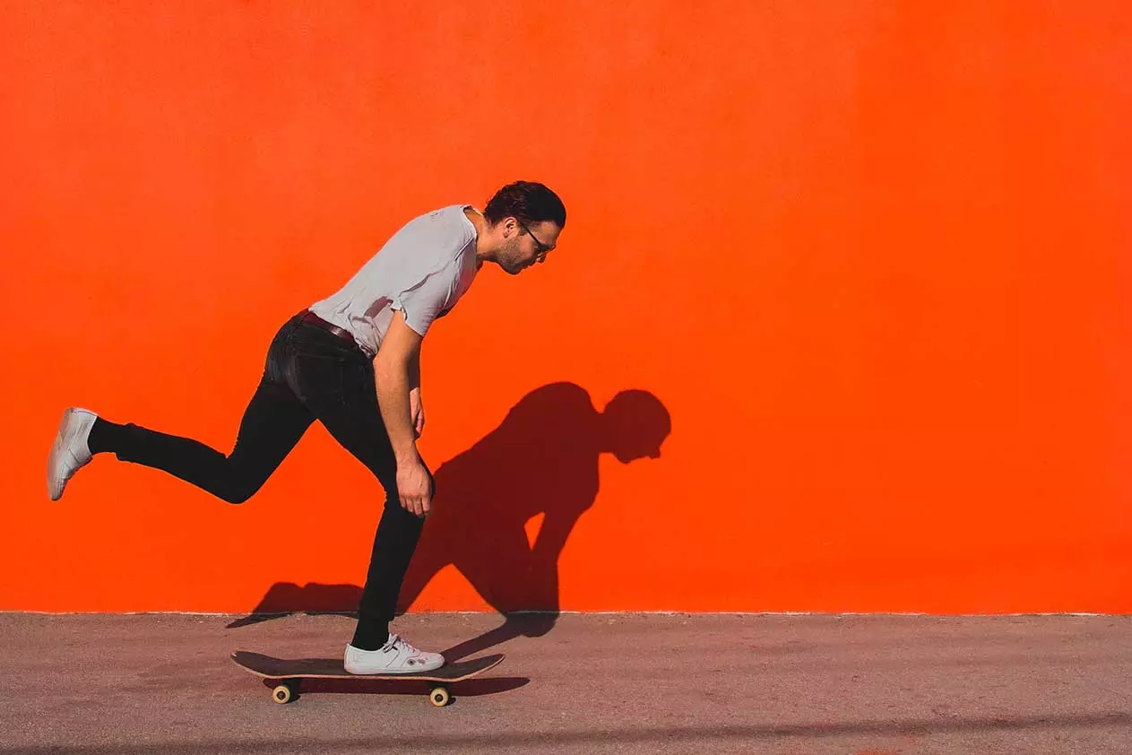 Bild einer Person auf einem Skateboard