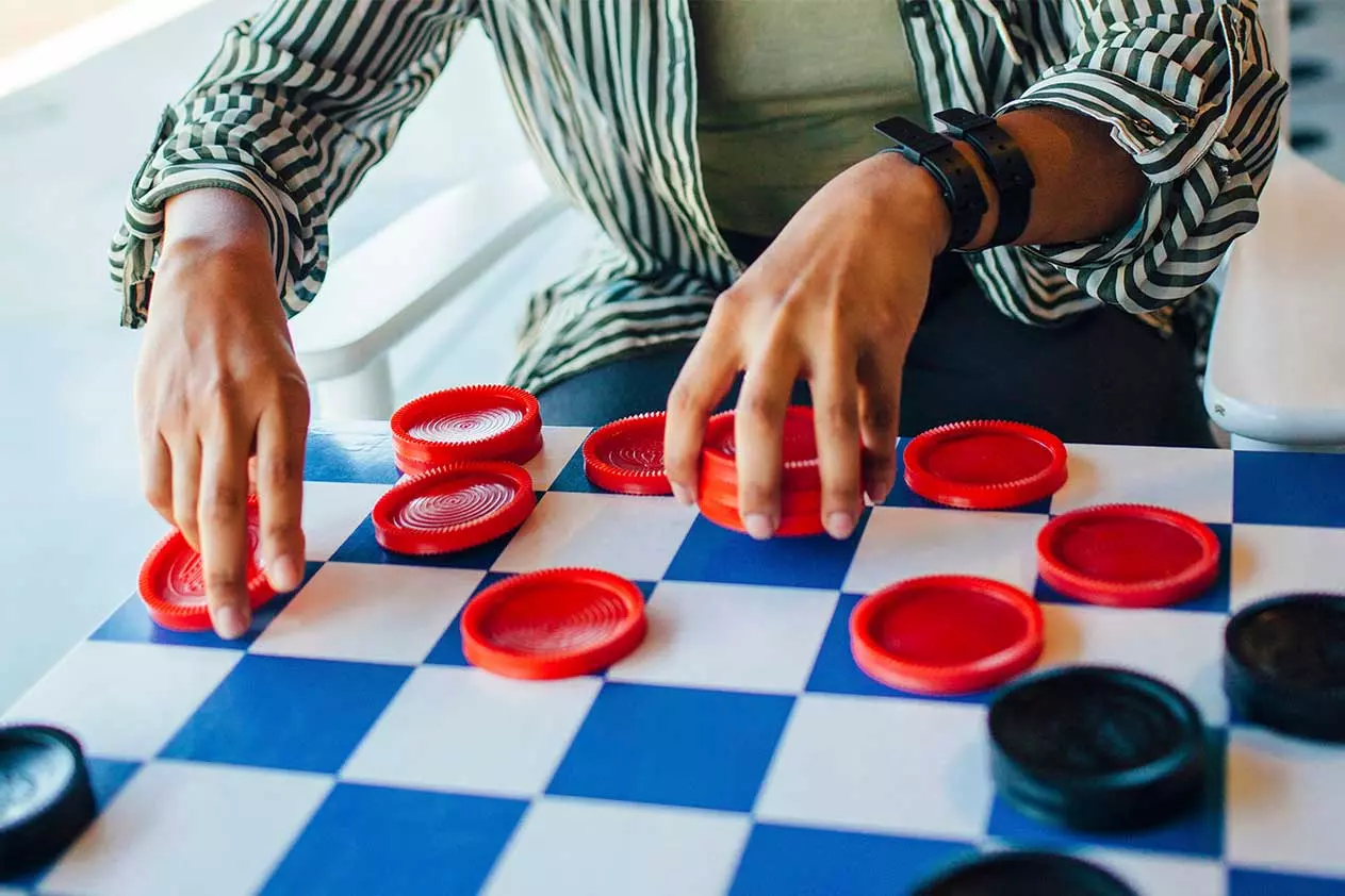 Bild einer Person, die Münzen in der Hand hält