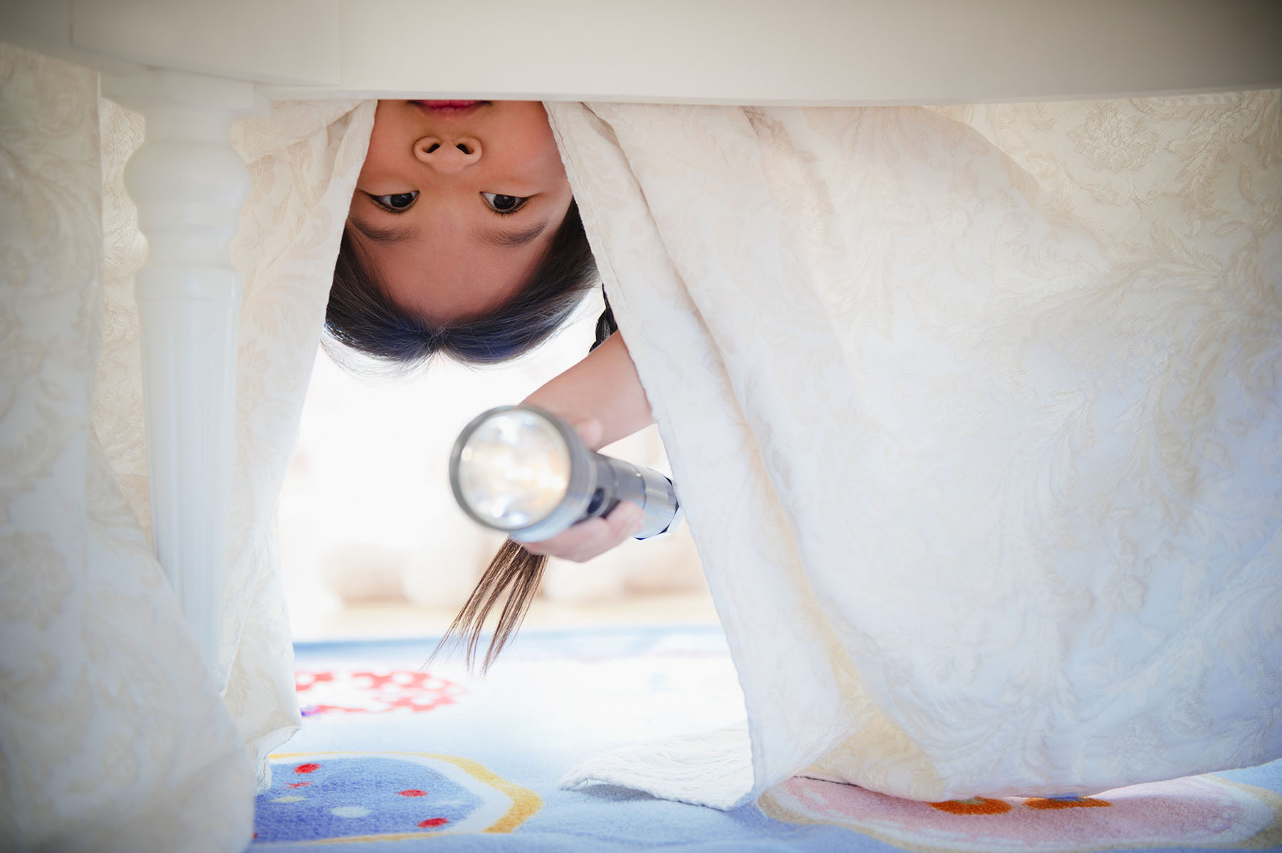 Mädchen mit Taschenlampe