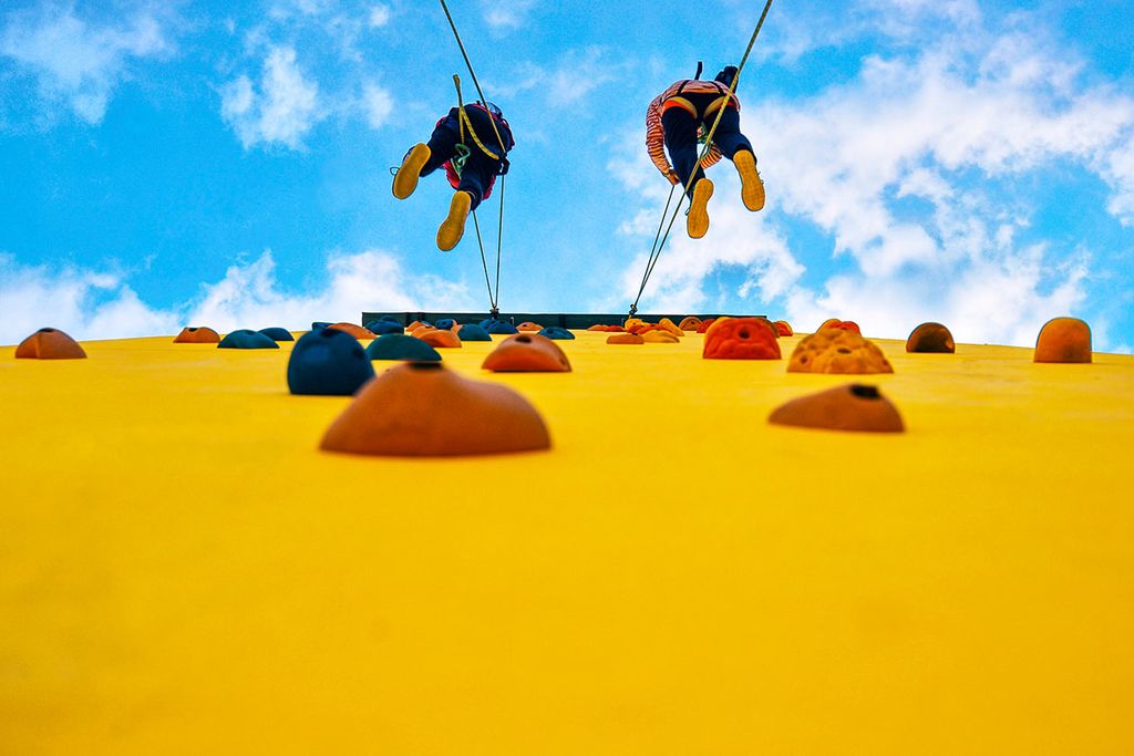 Bild eines Mannes beim Klettern an einem Felsen.
