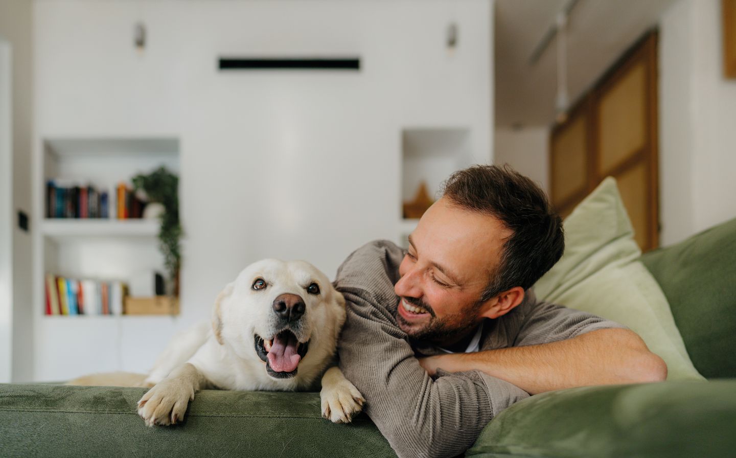 Ein Mann und ein Hund