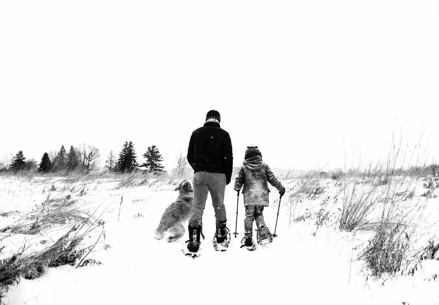 Familie läuft im Schnee